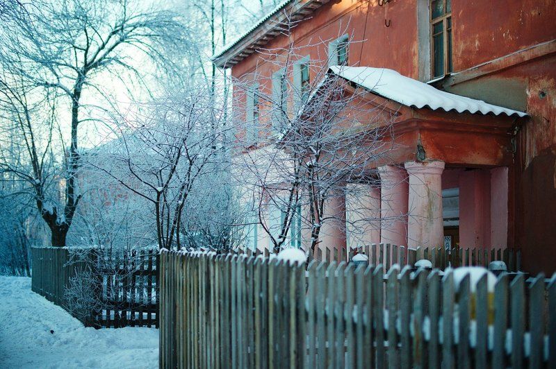 Старый красный дом фото превью