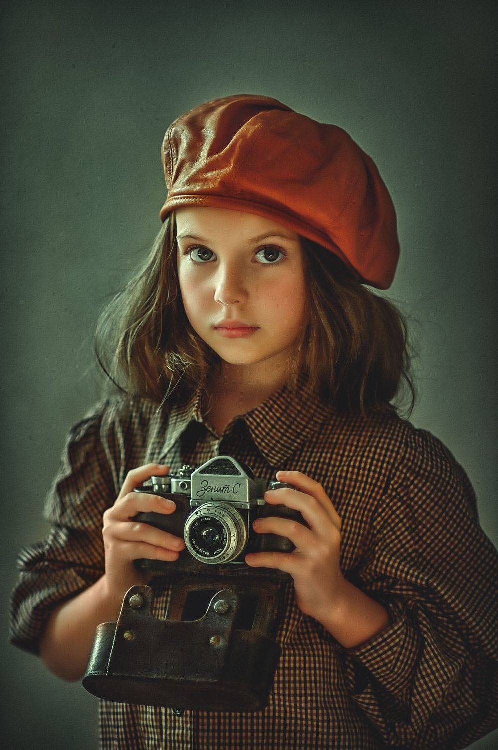 портрет, девочка, волосы, взгляд, ребенок, цвет, ретро,  техника, кепка, головной убор, Ирина Ганич