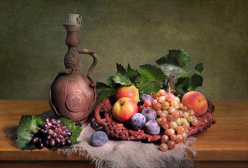 Кувшин и виноград