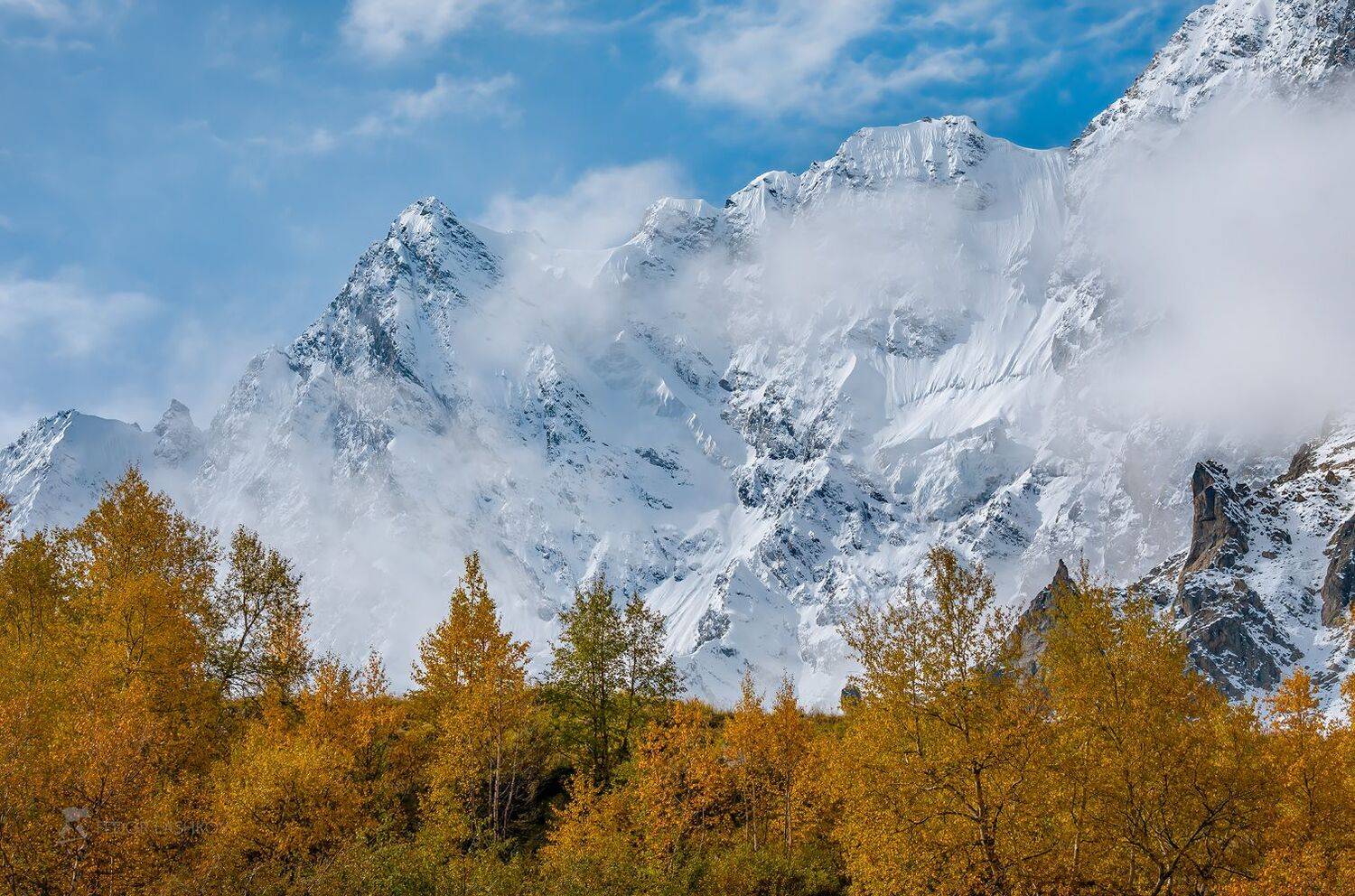 северный кавказ, горы, гора, вершина, путешествие, хребет, кабардино-балкарский высокогорный заповедник, заснеженные вершины, днём, дневное, осень, осеннее, жёлтое, синие,, Лашков Фёдор