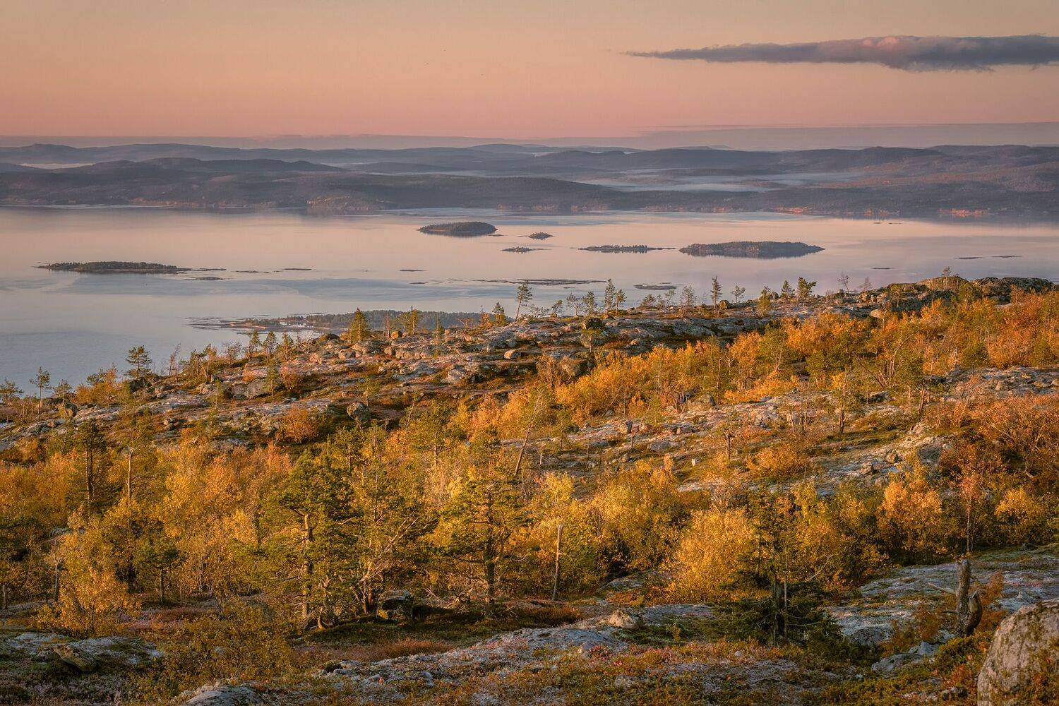 гора, скалы, камни, деревья, желтый, море, белое, вода, острова, осень, сентябрь, пейзаж, природа, путешествие, заполярье, Андрей Чиж