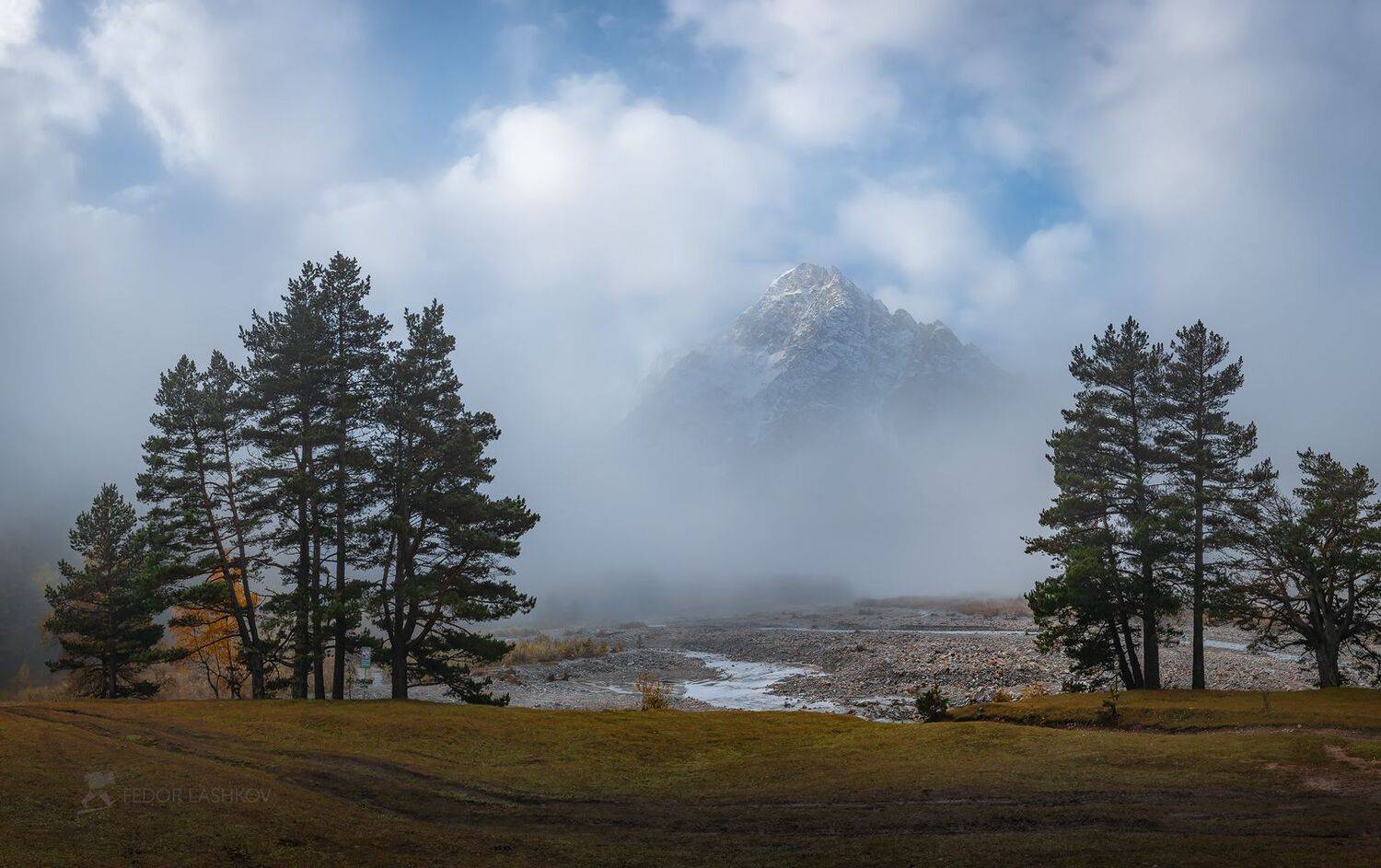 северный кавказ, горы, гора, вершина, путешествие, туризм, хребет, тихтенген, гара-аузусу, река, кабардино-балкария, туман, туманный, осень, облака, сосна, дерево,, Лашков Фёдор