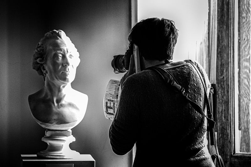 музей, вечер, скульптура Глаза в глаза фото превью