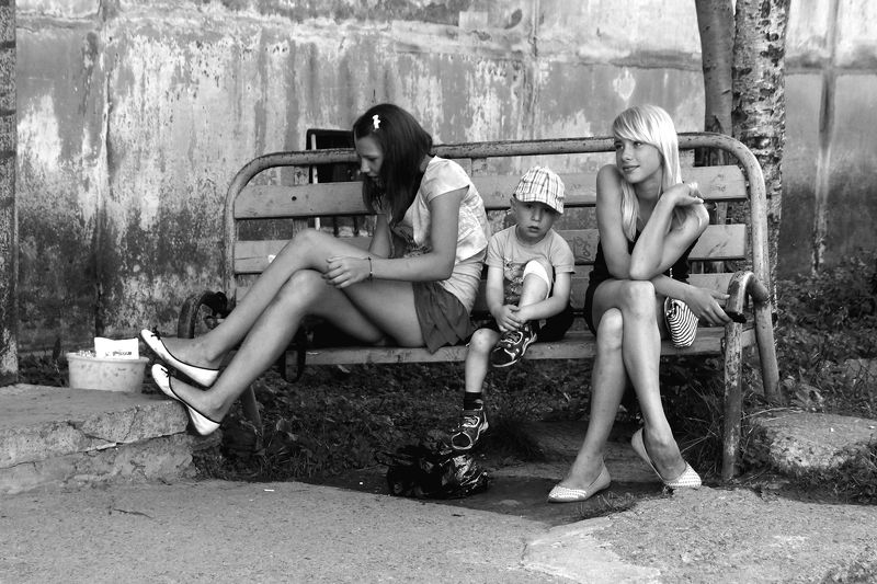 На скамейке в тёплый день. 2021 фото превью