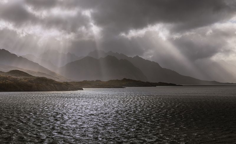 лофотены, норвегия, горы, камни, море, облака, свет, солнце, лучи, На Лофотенах ненастная погода. фото превью