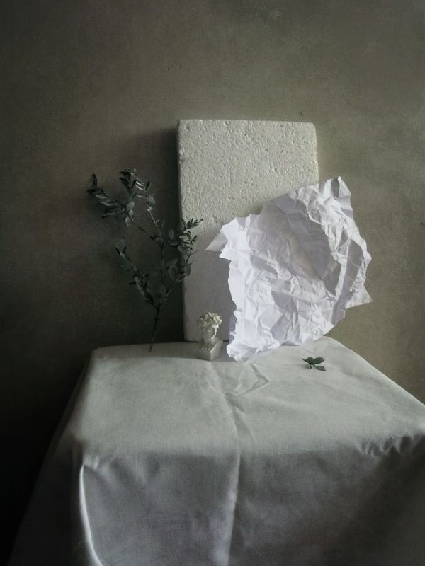 С листом бумаги фото превью