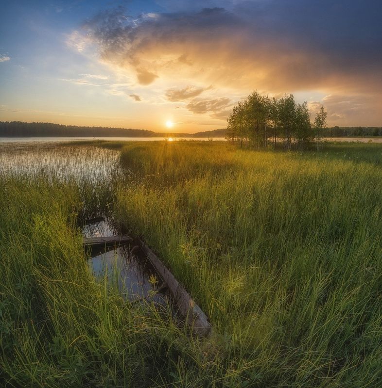 У старой лодки фото превью