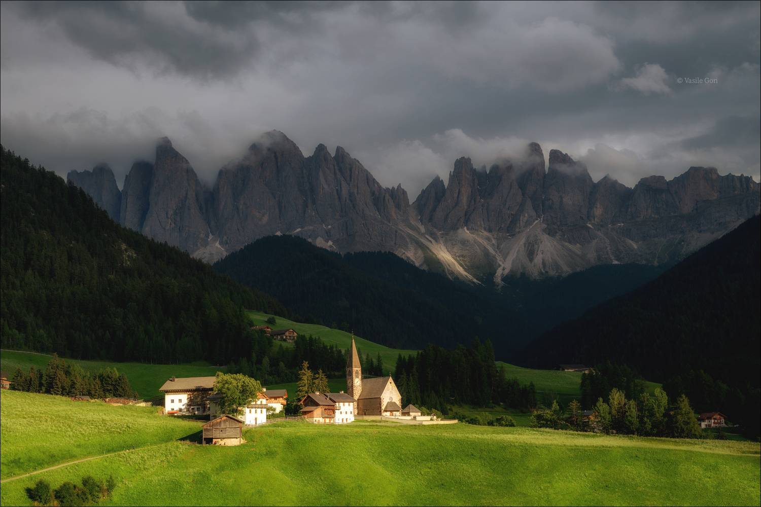 доломитовые альпы,santa maddalena,деревня,val di funes,лето,odle,италия,alps,ranui,san giovanni,церквушка, Василий Гори
