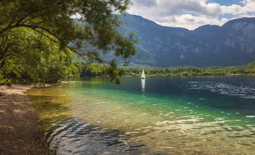 Белеет парус одинокий ...