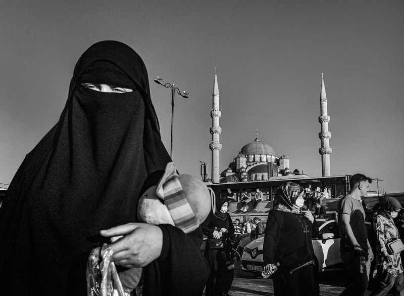 Woman in Eminonu фото превью