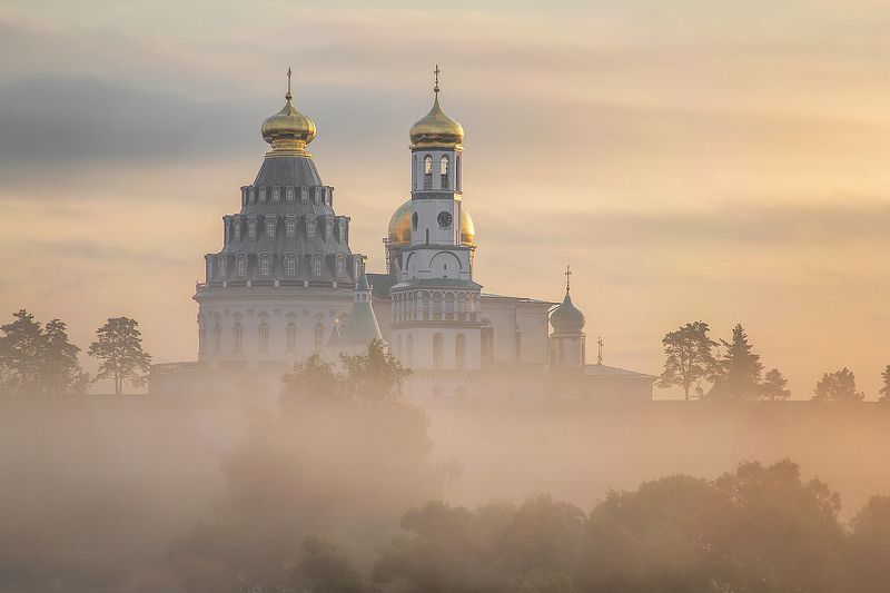 Новоиерусалимский монастырь на рассвете фото превью