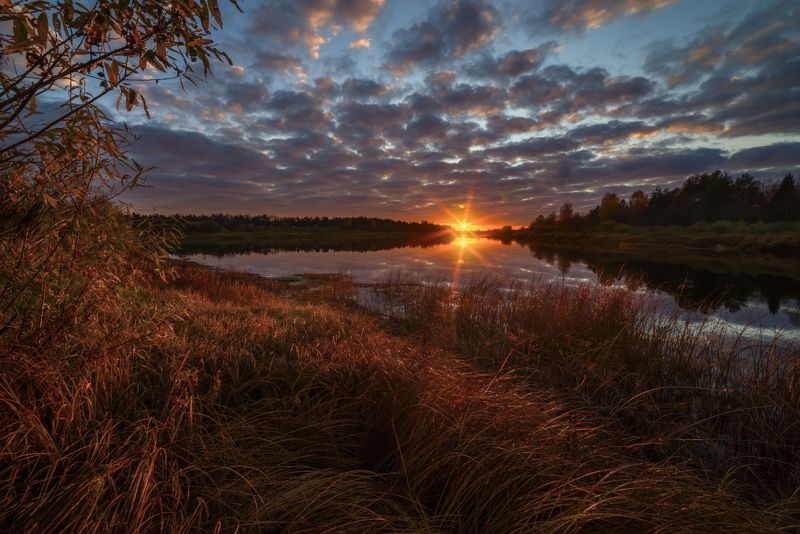 про реку, осень и закатное солнышко фото превью