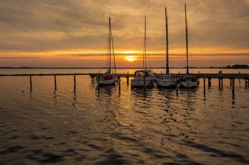 Вечер на пристани в рыбацкой деревне.