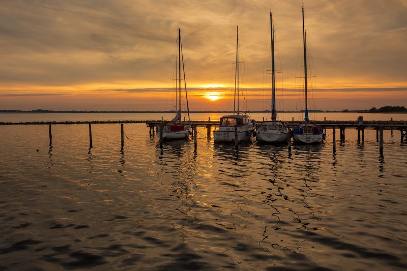 дания, вечер, закат, море, отражения, солнце, лодки, пристань, Вечер на пристани в рыбацкой деревне. фото превью
