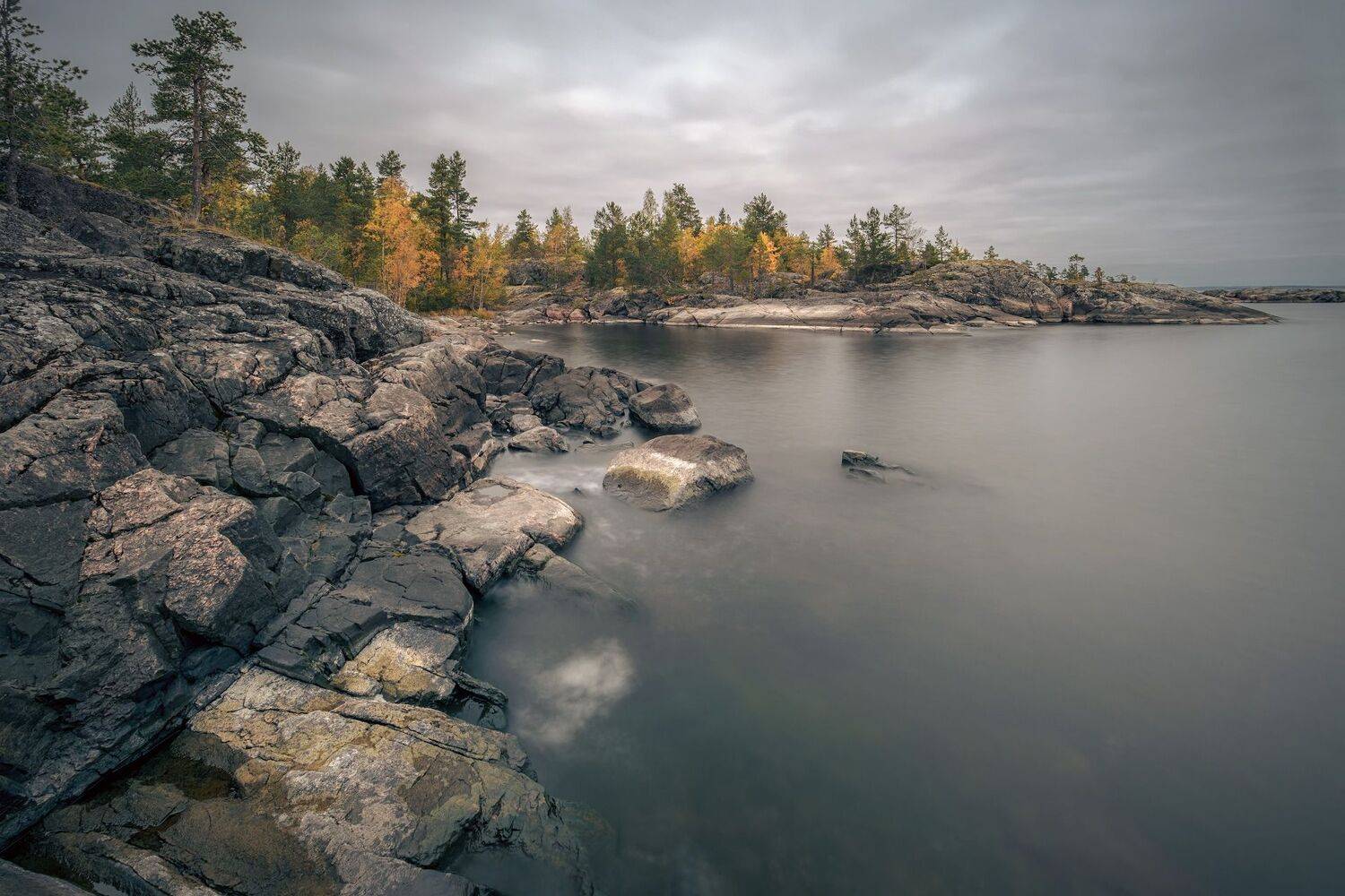 скалы, камни, ладога, шхеры, озеро, деревья, желтый, вода, осень, сентябрь, холод, пейзаж, природа, путешествие, Андрей Чиж