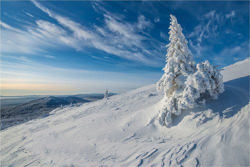 Стоит одиноко...
