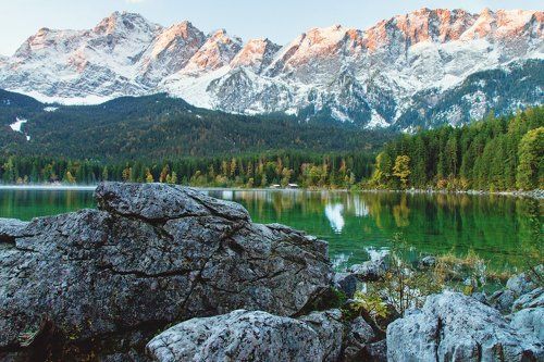 Про лесные домики в свете вечернего солнца