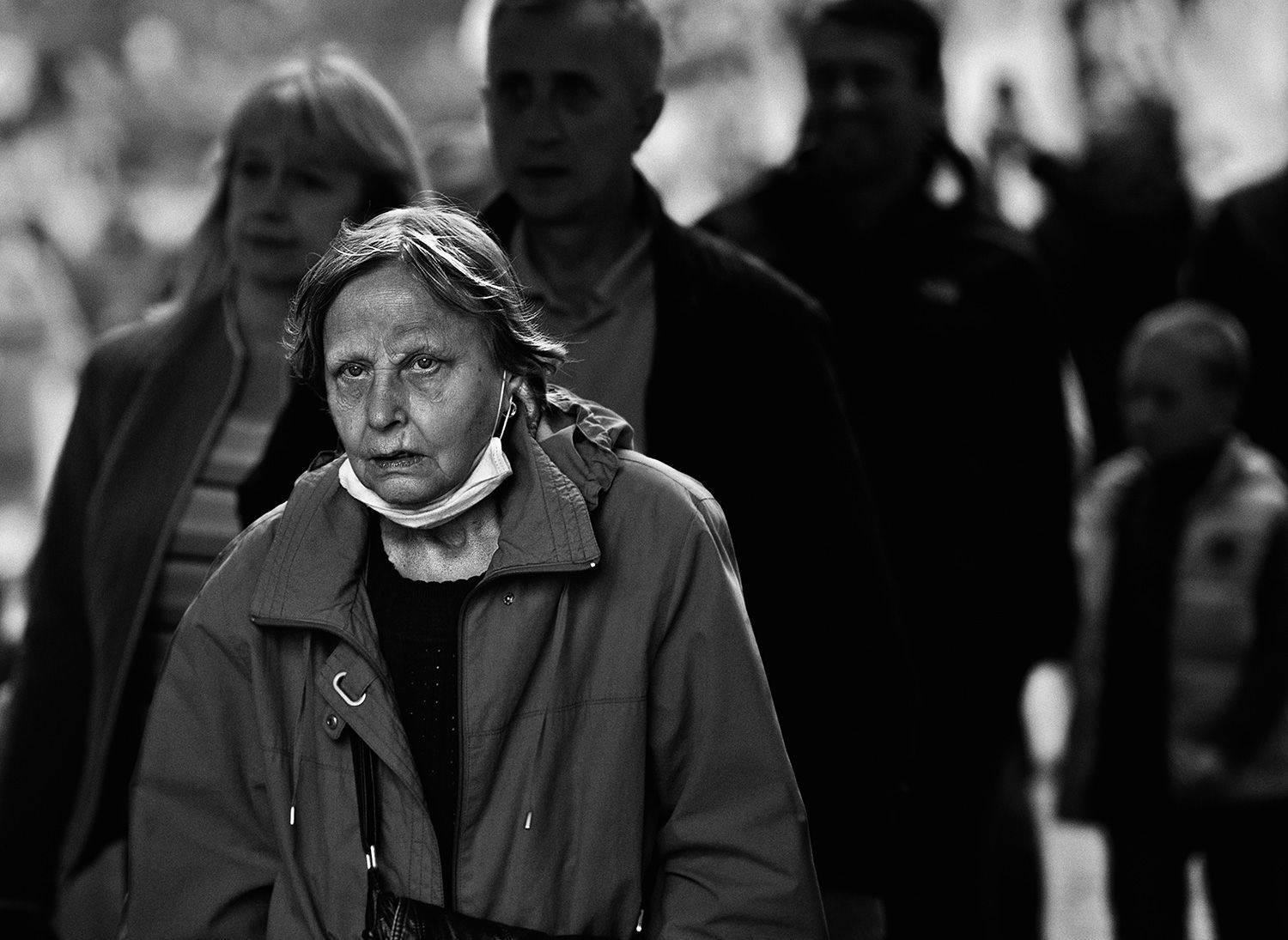 чб фото уличный портрет, жанровый женский портрет; город, люди;, Vera Trandina