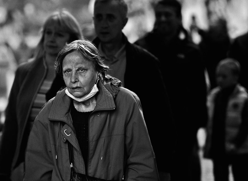 чб фото уличный портрет, жанровый женский портрет; город, люди; Город и люди фото превью