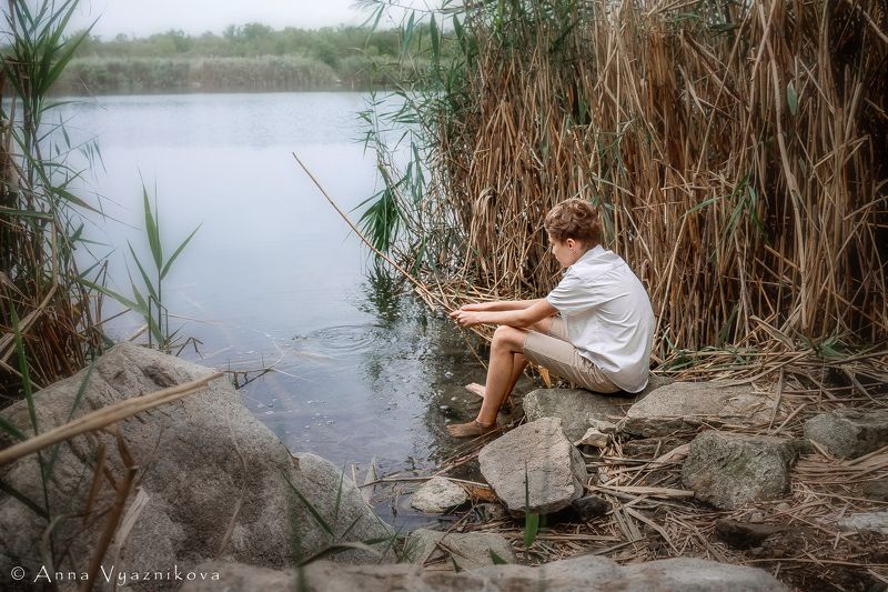 фотограф Лисичанск, фотосессия на природе, летняя фотосессия, портрет на природе, Анна Вязникова, Лисичанск, Илья на рыбалке фото превью