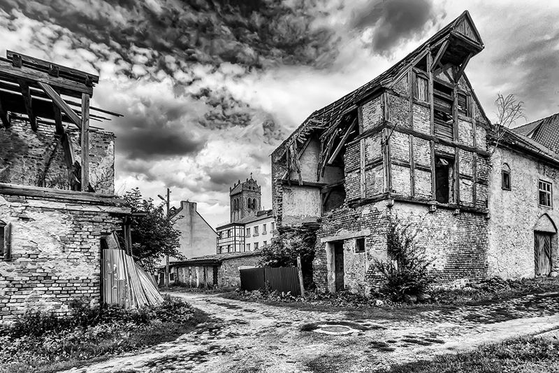 дом, город, руины, черно-белое,  фото превью