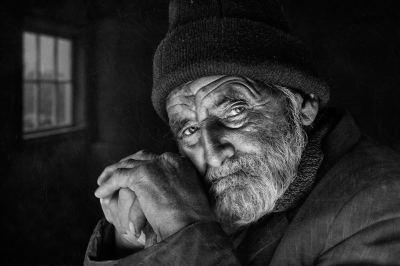 #portrait   #people  #man #eye #look #hand #window Old Man Alone  фото превью