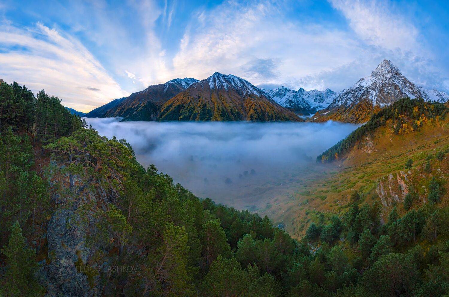 Северный Кавказ, горы, гора, вершина, путешествие, туризм, хребет, Гара-Аузусу, Кабардино-Балкария, туман, туманный, осень, облака, рассвет, заря, Тихтенген, лес, дерево, сосна, долина, зелёный, синий, , Лашков Фёдор