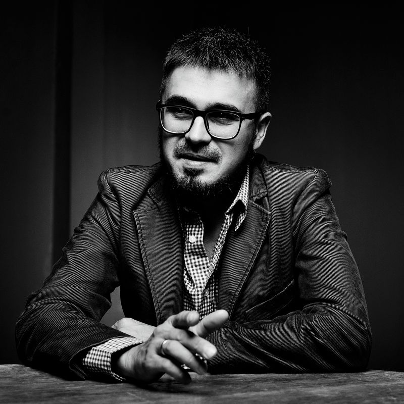 мужской портрет,студия  фото превью