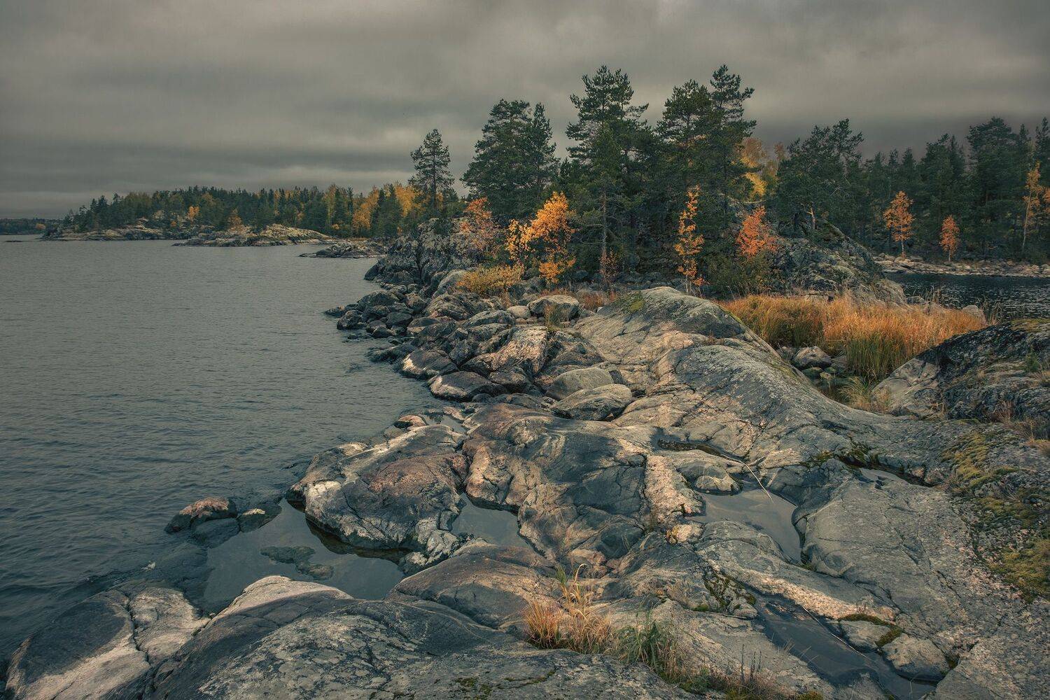скалы, камни, ладога, шхеры, озеро, вода, осень, деревья, небо, облака, сентябрь, холод, пейзаж, природа, путешествие, Андрей Чиж