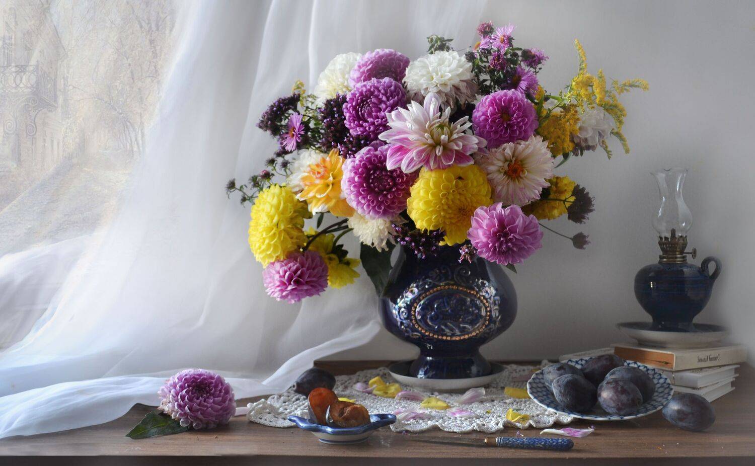 still life, натюрморт, цветы, фото натюрморт,  осень, октябрь, керосиновая лампа,георгины, сливы, настроение, Колова Валентина