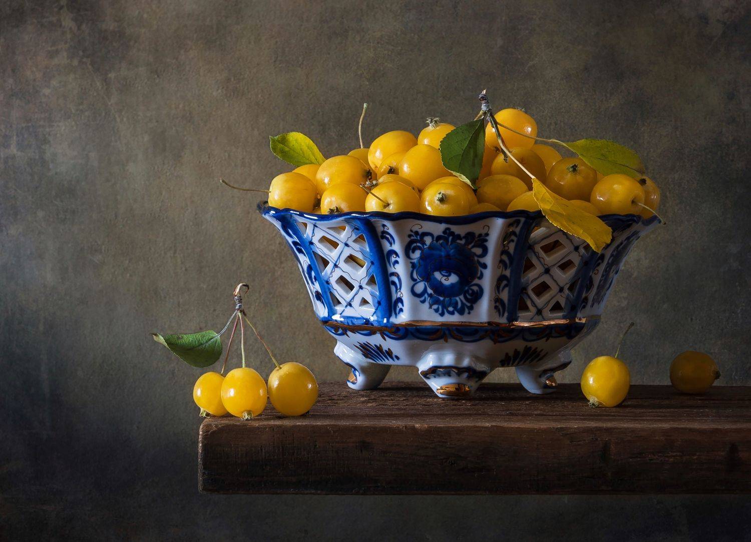 яблоки, ранетки, райские яблочки, гжель, ваза, фарфор, Галина Тришина
