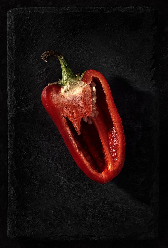 Красное на чёрном. фото превью