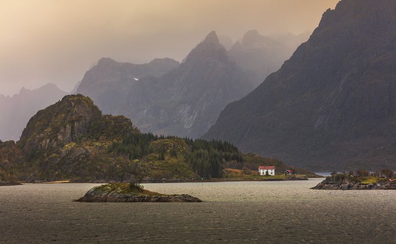 домики, лофотены, норвегия, горы, море, облака, Лофотены. Жизнь на острове. фото превью
