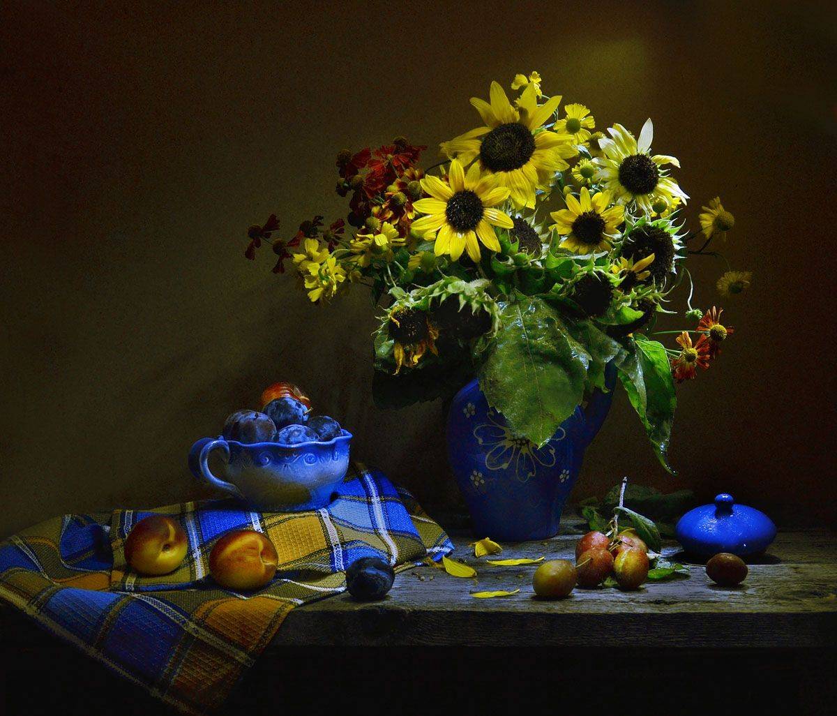 still life, натюрморт, цветы, фото натюрморт,  осень, сентябрь, настроение, подсолнухи, сливы, керамика, Колова Валентина
