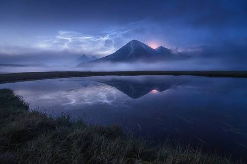 Серебристые облака над вулканом Зимина