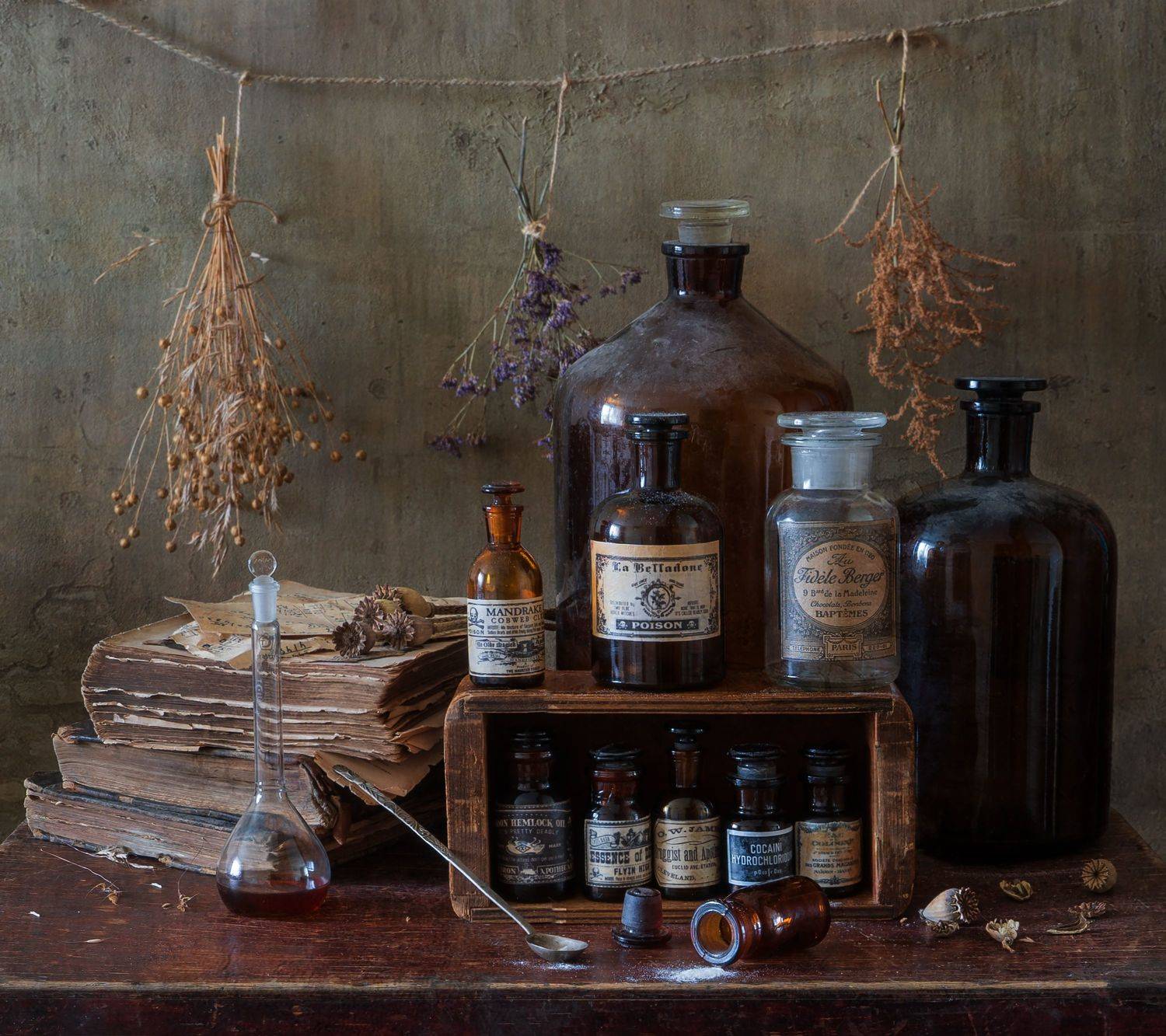 старые книги, склянки, бутылки, аптечный натюрморт,, Галина Тришина