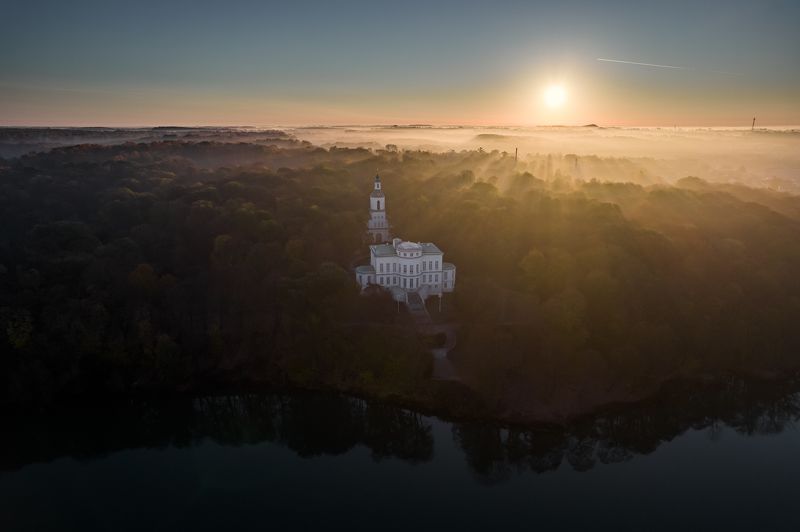 Богородицкий дворцово-парковый ансамбль в утренней дымке. фото превью