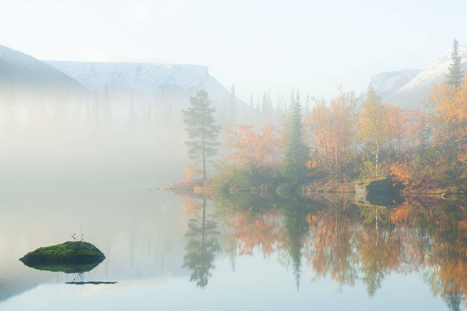 озеро, туман, Хибины, Мурманск, область, Россия, сентябрь, осень. листья, туман, оранжевый, утро, остров, камень, Валерий Романов