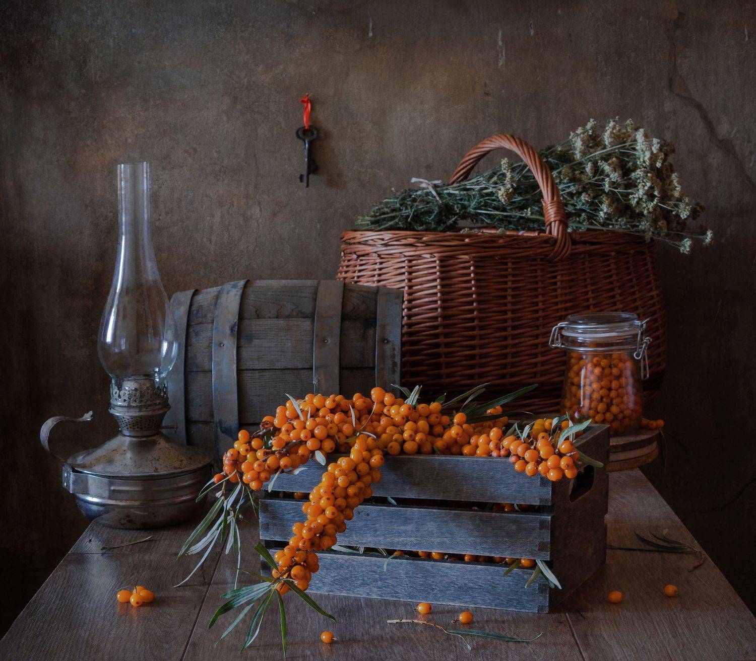 облепиха,лампа,бочонок,ящик,кладовка,корзина, дачный натюрморт,, Галина Тришина