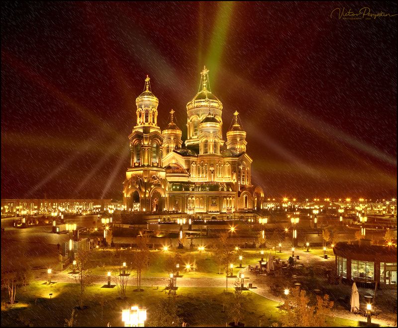 Храм Вооруженных сил России ночью фото превью