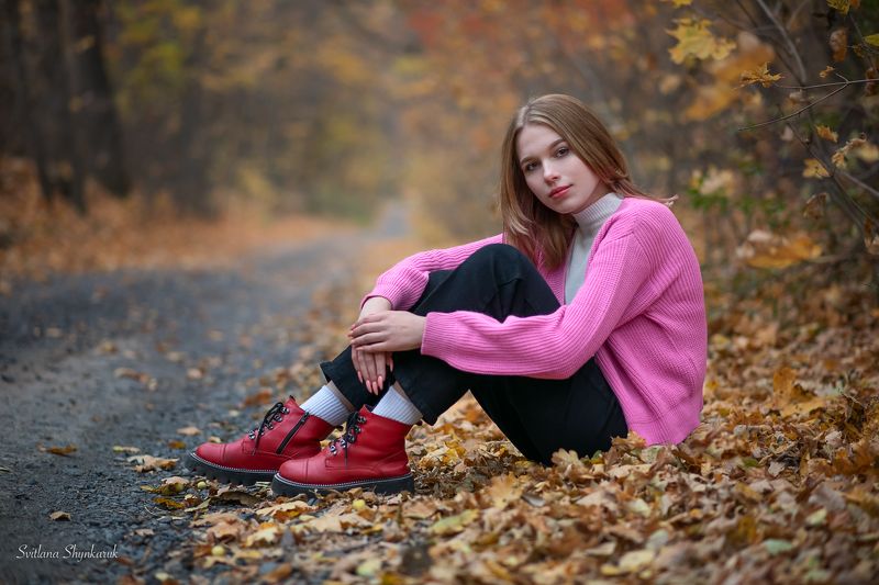 beauty, autumn, portrait, sitting, leaves, forest Walking in the autumn forest фото превью