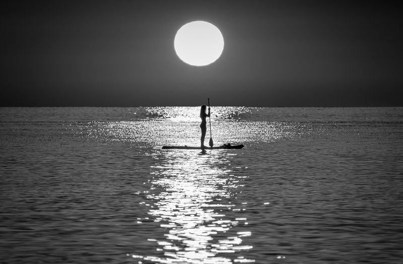 Девушка с веслом фото превью