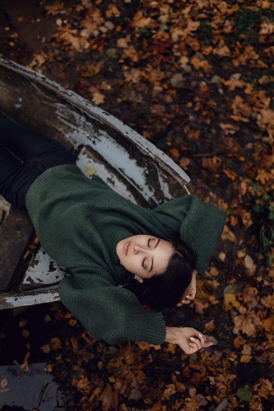 девушка в лодке, осень, желтая листва, девушка в свитере, возле воды, у озера, девушка на озере Девушка в лодке фото превью