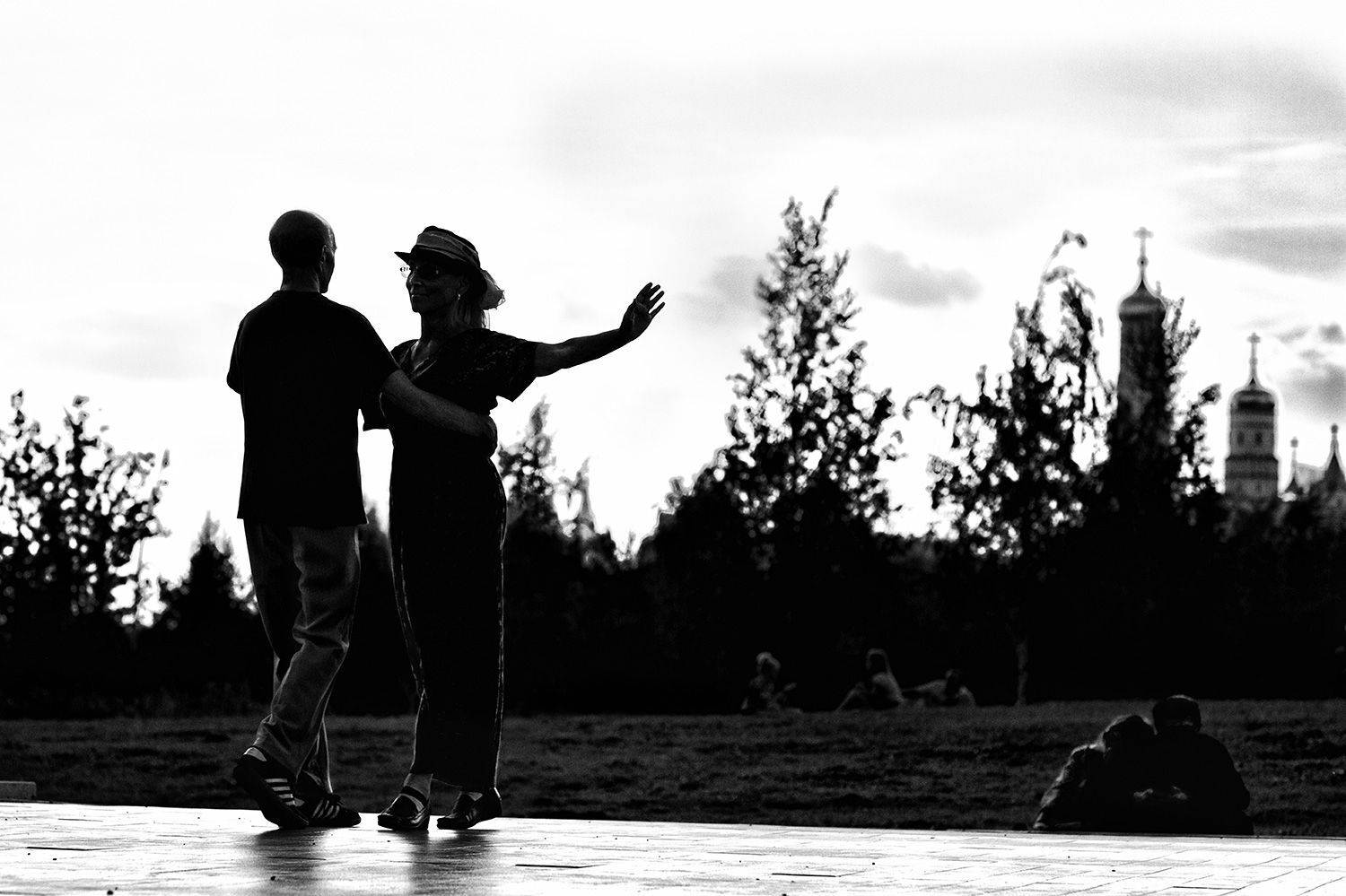 чб фото, уличная фотография, двое, лето, танец, Vera Trandina