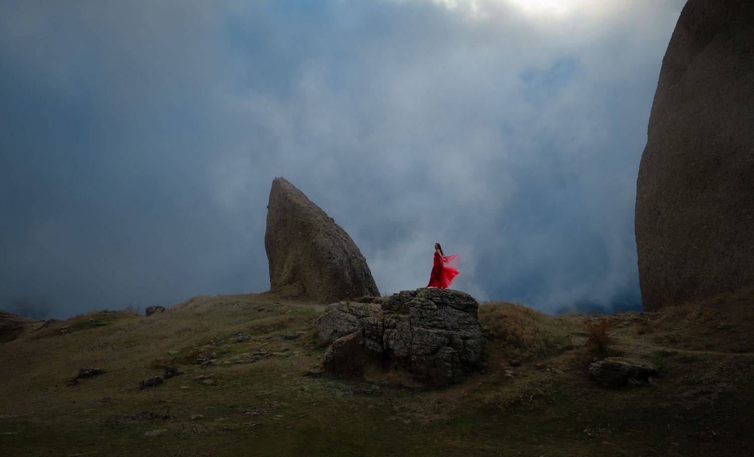 Крым, пейзаж, горы, туман, девушка, девушкавкрасном, природа, красота, вышеоблаков, Александр