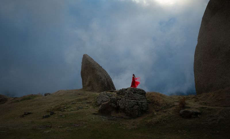 Крым, пейзаж, горы, туман, девушка, девушкавкрасном, природа, красота, вышеоблаков Lady In Red фото превью