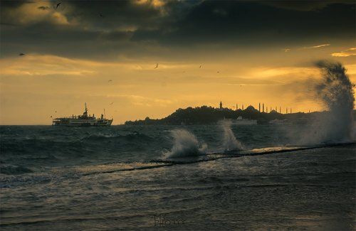 strong westerly wind