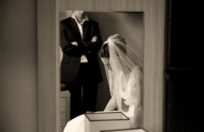 Двое, Девушка, Жених, Зеркало, Лицо, Любовь, Мужчина, Невеста, Отношения, Отражение, Разговор, Свадебная фотография, Свадьба, Эмоции Разговор фото превью