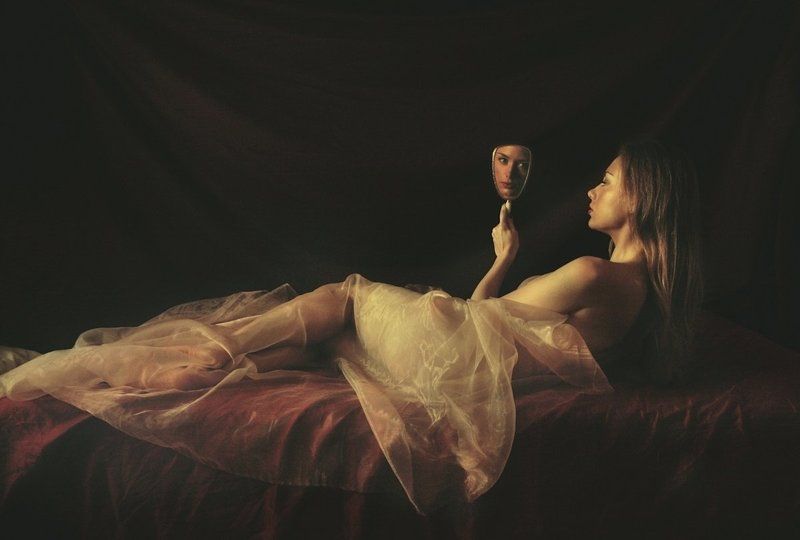 Woman with mirror фото превью