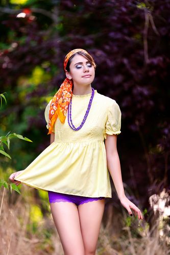 Nina Karadzić 70s’ pin up style